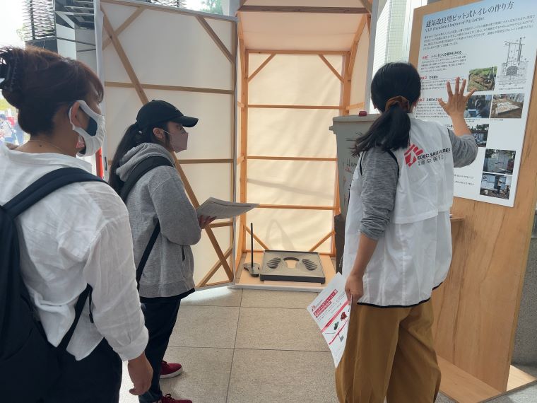 MSF看護師から難民キャンプに設置するトイレについて説明を聞く高校3年生。将来は救急医としてMSFで活動するのが夢 © MSF