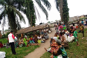 地域の村々を訪ねて啓発活動を行った　© MSF