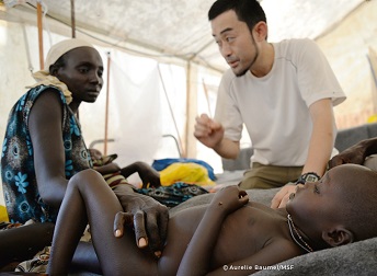 難民の小児患者を診る高橋医師（エチオピア）