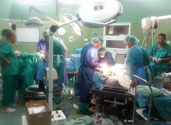 ガザで多数のパレスチナ人負傷者を治療
