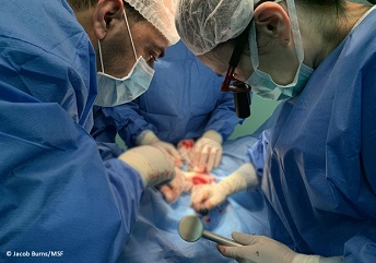 パレスチナ・カザの病院で手術する村上裕子医師（右）