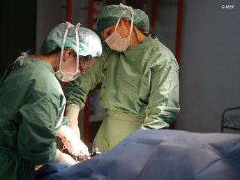 アフガニスタンの外傷センターで活動する村上裕子医師（左、2013年撮影）