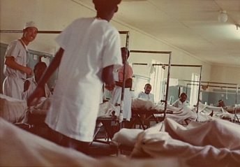 左端が菅村医師＝1973年ごろ、ケニアの病院で（菅村さん提供）