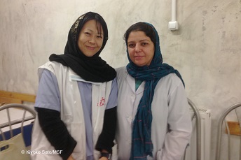活動中の佐藤医師（左）＝2015年、アフガニスタン