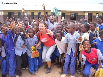 アフリカ・ザンビア北部のカサマで、現地の学校に<br> トイレと井戸の建設などの活動をしていた頃の吉田（中央）