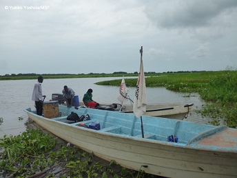 南スーダンで活動ではボートを使って診療所に向かった