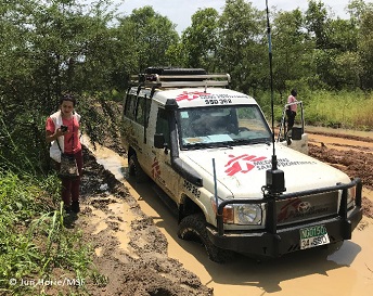 イダからヌバに移動する途中で泥沼にハマった車両