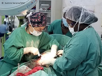 ナイジェリアで帝王切開の手術をする空野医師