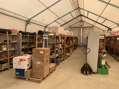 多種多様な物資が置かれた倉庫を管理　© MSF