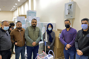 病院内の倉庫で呼吸器「HFNC: ハイフロー」を発見　Ⓒ MSF