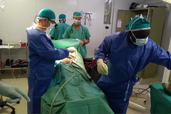 さまざまな国籍のスタッフと協力して進める © MSF