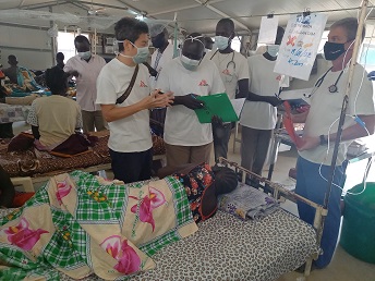 現地スタッフたちと行う病棟での回診（左が佐久間）　© MSF