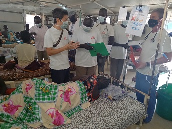 現地スタッフたちと行う病棟での回診(左が佐久間) © MSF