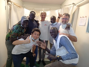 共に手術室で働いた仲間たちと © MSF