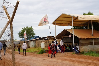 MSFが避難民キャンプで運営する病院 © MSF/Lauren King