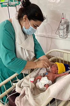 病院では1000グラムほどで生まれてくる赤ちゃんも。<br> 未熟児はしばらく入院し、手当を受ける　Ⓒ MSF