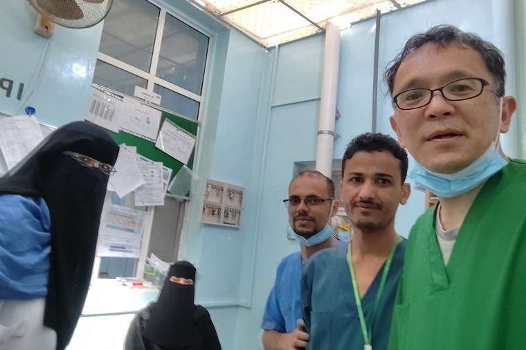 イエメンで共に活動するスタッフと(右端:佐藤) © MSF