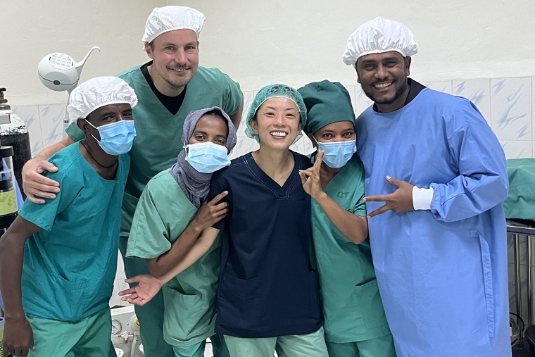エチオピアで共に活動した仲間たちと(中央:平山) © MSF