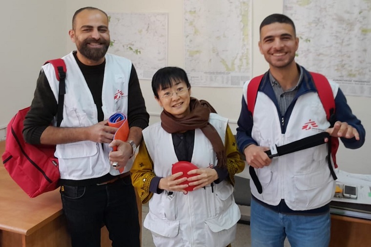 パレスチナ・西岸地区で共に活動したスタッフと(中央:松田) © MSF