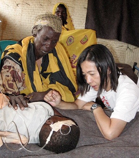 スーダンで立ち上げた診療所で患者を見守る道津＝2004年　© MSF