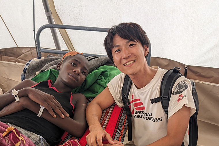 チャドに設営したテント病院で、スーダンから逃れた紛争被害者のケアにあたった　© MSF
