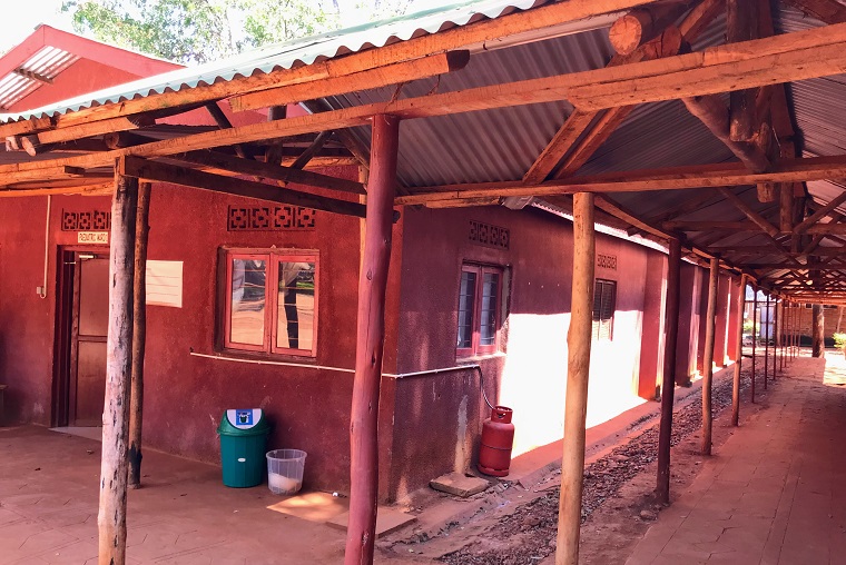 タンザニアの難民キャンプ内の病院の小児科病棟　© MSF 