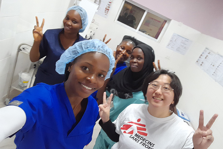 産科病棟は女性ばかりのチーム。一緒に働いた助産師たちと　Ⓒ MSF