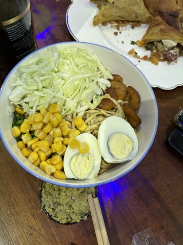 「フランス人スタッフと現地にあるものでラーメンを作りましたが、全然違うなって感じでした（笑）」　© MSF