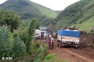 細い山道を行く病院間の移動、雨季には道がぬかるんで足止めも。