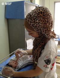 産後病棟で新生児の健康状態をチェックする