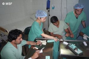 スタッフに外科のトレーニングを行う筆者（左から2人目）
