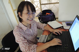 事務所で仕事中の筆者。