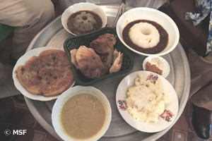 現地スタッフがふるまってくれたダルフール地方の家庭料理。