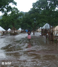 雨の難民キャンプは泥水が広がる。