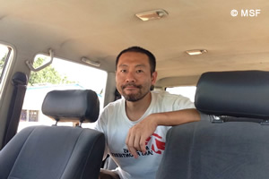 現地保健省まで車で移動する