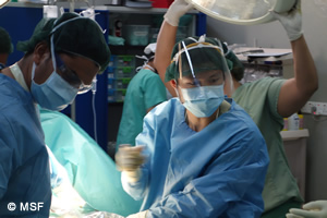 アデンの病院で開胸手術を行う筆者