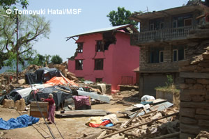 2度の地震で大きく崩れた建物