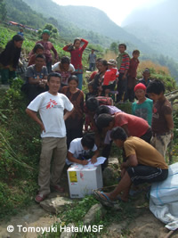 ヘリコプターで医療救援物資を山岳地帯の村へ届ける