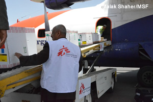 MSFの医療物資がサヌア空港に届けられる