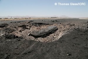 空爆により破壊されたサヌア空港の滑走路