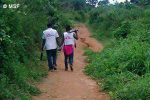 車では通行不可能な道を、目的の村まで1時間かけて歩く調査チーム