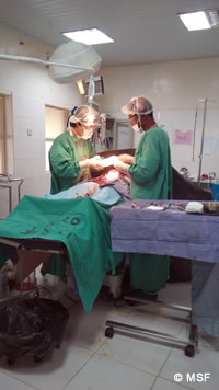 ジャフンの病院で手術を行う筆者（左）