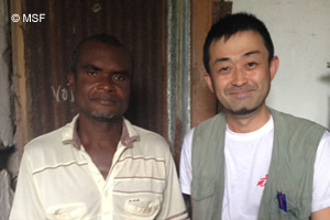 地域の伝統医療伝承者に薬草による治療の
詳細を聞く筆者（右）
