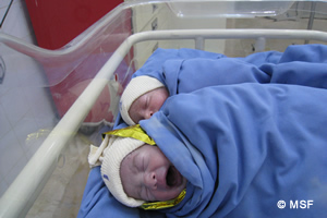 キロの病院で初めて、帝王切開で生まれたふたごの赤ちゃん
