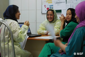 手術室看護師に母児の早期接触・授乳の必要性を説明する筆者（左から2人目）