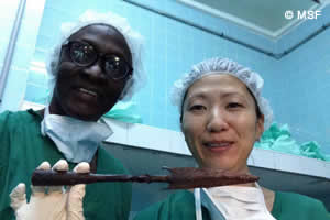 矢を抜く手術を手伝ってくれたギニア人の整形外科医