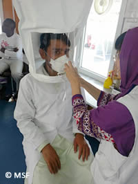 結核感染防止マスクの装着テストをする