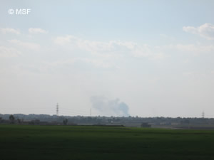 モスル西側の戦闘地域であがる煙