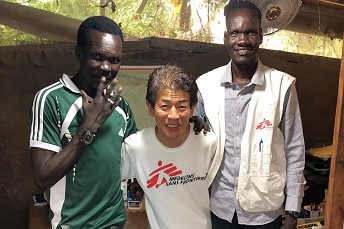 共に仕事をした財務アシスタントのチュオル（左）と<br> 人事アシスタントのディウ（右） 　© MSF