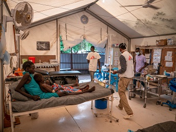 地域の人びとの命を守るMSFの病院　© Florence Miettaux 